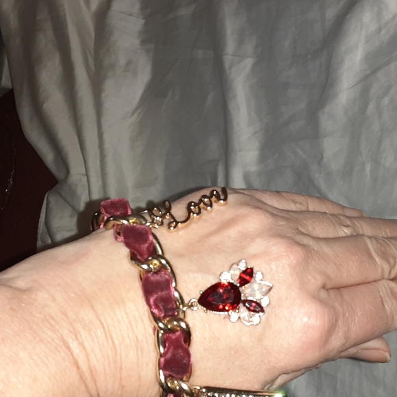 Guess red velvet and gold tone charm bracelet - Picture 5 of 9